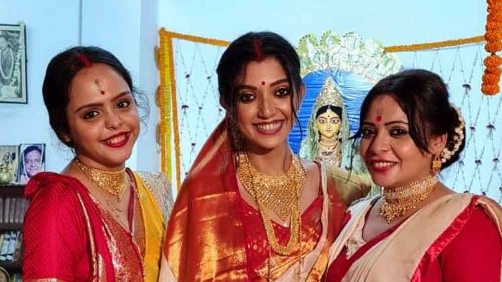 দেবলীনার সঙ্গে দেখা গিয়েছে দুই ননদ নবমিতা, মৌমিতাকেও। ছিলেন তাঁর শাশুড়ি মায়েরাও। বাড়ির নিয়ম মেনে ঘট বসিয়েছেন। নির্দিষ্ট কিছু আচার পালন করেছেন।
