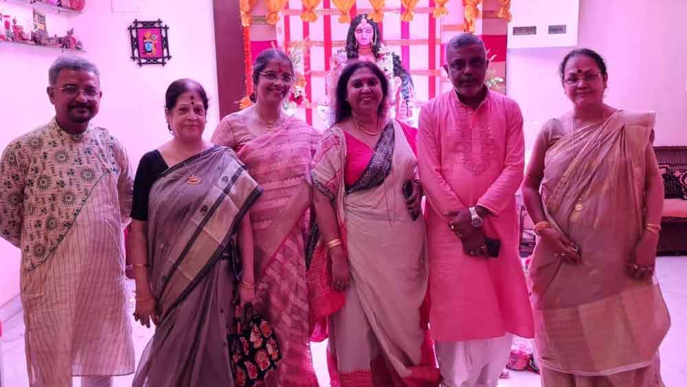 ভবানীপুরে শ্বশুরবাড়ির পাশাপাশি দেবলীনার নাচের স্কুলেও পুজো হয়। সেখানে তিনি যেন দশভূজা! প্রতিমা বরণ থেকে পুজোর আয়োজন— মা দেবযানী কুমার, বাবা দেবাশিস কুমারের সঙ্গে সব সামলেছেন।