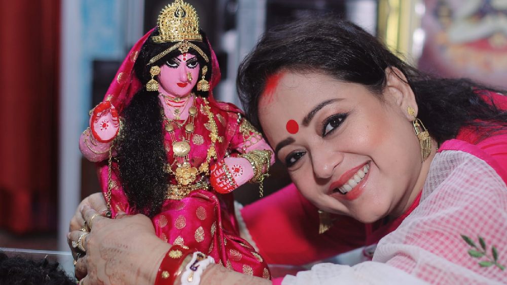 দেবীর সাজ মনমতো হতেই খুশির হাসি বড় পর্দার ‘মিষ্টি’র মুখে। আনন্দে জড়িয়ে ধরেছেন দেবীকে। তার পরেই পা ছুঁয়ে যেন বলেছেন, ‘‘ভুল-ত্রুটি হলে অপরাধ নিও না মা।’’