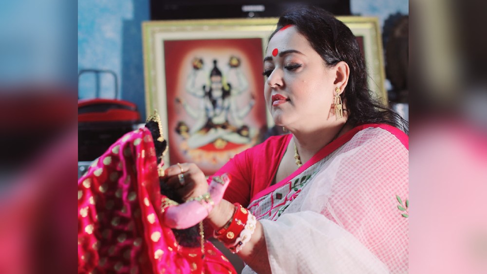 প্রতিমার গা ভরা গয়না। প্রতি বছর সে সব নিজের হাতে যত্ন করে পরিয়ে দেন অপরাজিতা। নিত্য নতুন ভঙ্গিতে সেজে ওঠেন দেবী।