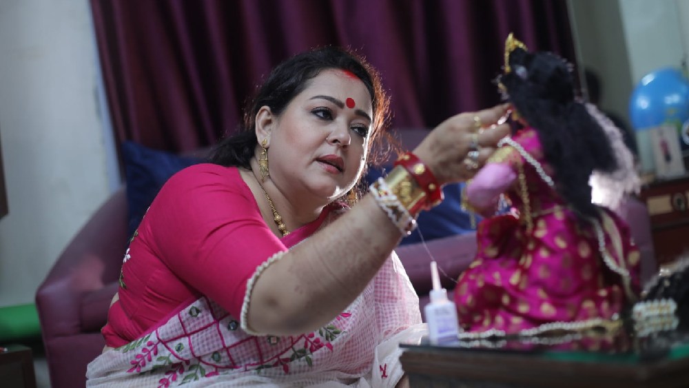 এক ছোট্ট ভিডিয়োয় অপরাজিতা বলেছেন, ‘‘এ বছর পুরোহিত আসবেন না। আমিই ঘট পাতব। অন্তরের ভক্তি দিয়ে পুজো দেব। মাকে সাজাব। নৈবেদ্যও দেব আমিই।’’
