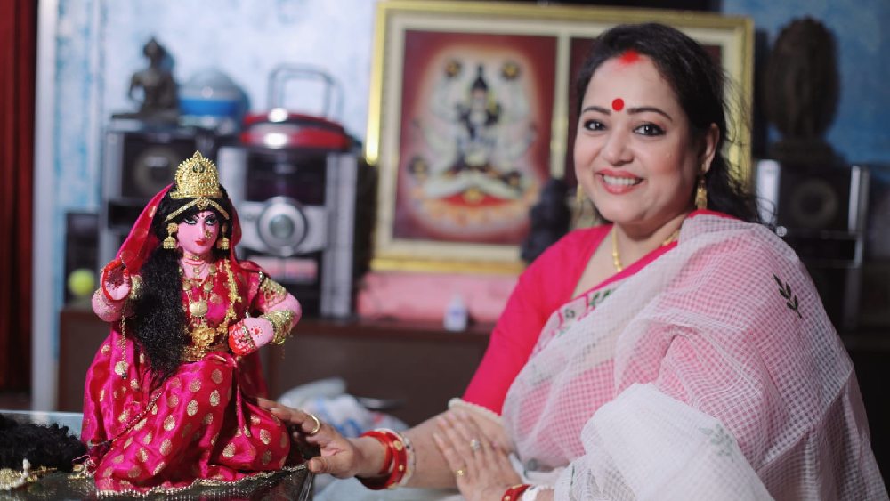দেবীর এক হাতে ধানের কুনকে। অন্য হাতে বরাভয় মুদ্রা। সুখ-সমৃদ্ধি স্বরূপিনী যেন ভক্তদের আশ্বস্ত করছেন, তিনি আছেন প্রতি ঘরে। সবার অন্তরেও। মঙ্গল, শান্তির ধারক-বাহক হয়ে।