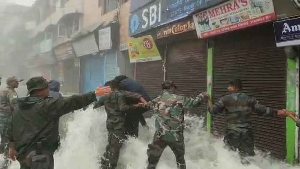 অসময়ের ভারী বৃষ্টিতে বিধ্বস্ত নৈনিতাল। কুমায়ুনের সাজানো গোছানো এই শৈলশহর জুড়ে ধস নেমেছে। হ্রদ ছাপিয়ে জল উঠে এসেছে শহরের রাস্তায়। তলিয়ে গিয়েছে বহু রাস্তা ঘাট, ঘরবাড়িও।