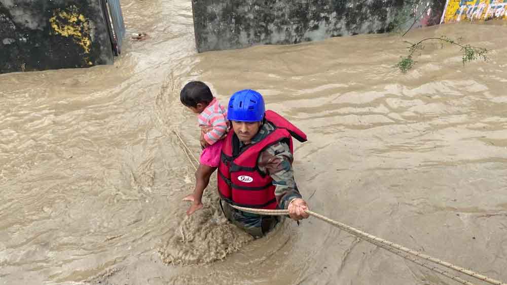 জলে ডুবে যায় মল রোড। নৈনি হ্রদের ধার বরাবর এই রাস্তাটি সোজা নৈনিদেবী মন্দির পেরিয়ে এগিয়ে গিয়েছে। এই রাস্তার লাগোয়া পর পর হোটেল, অতিথিশালা, দোকান। বৃষ্টিতে রাস্তাটি প্লাবিত হয়েছে। নৈনিদেবী মন্দির চত্বরটিও সম্পূর্ণ জলের নীচে।