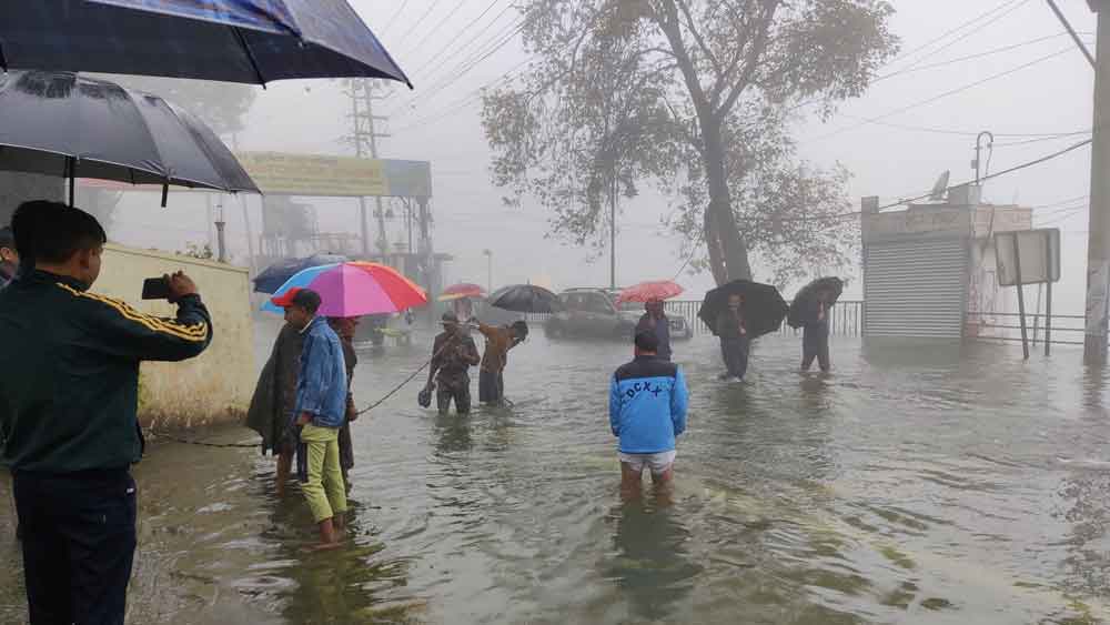 নিরুপায় হয়েই হোটেল বন্দি হয়েছেন পর্যটকরা। জমা জল এবং ধসে শহরের সমস্ত রাস্তা কার্যত অকেজো। গাড়ি চলছে না। অন্যদিকে,  শহরের প্রবেশের মূল তিনটি রাস্তার একটি খুলছে। কিন্তু বাকি দু’টি রাস্তা বন্ধ বুধবারও। বিপর্যয় মোকাবিলা বাহিনীর কর্মীরা জানিয়েছেন, রাস্তা খুললেও গাড়ি চলাচল স্বাভাবিক হতে অনেক সময় লাগবে। ফলে পরিবহণ সঙ্কটে আরও কিছু দিন শৈলশহরে বন্দি থাকতে হবে পর্যটকদের।