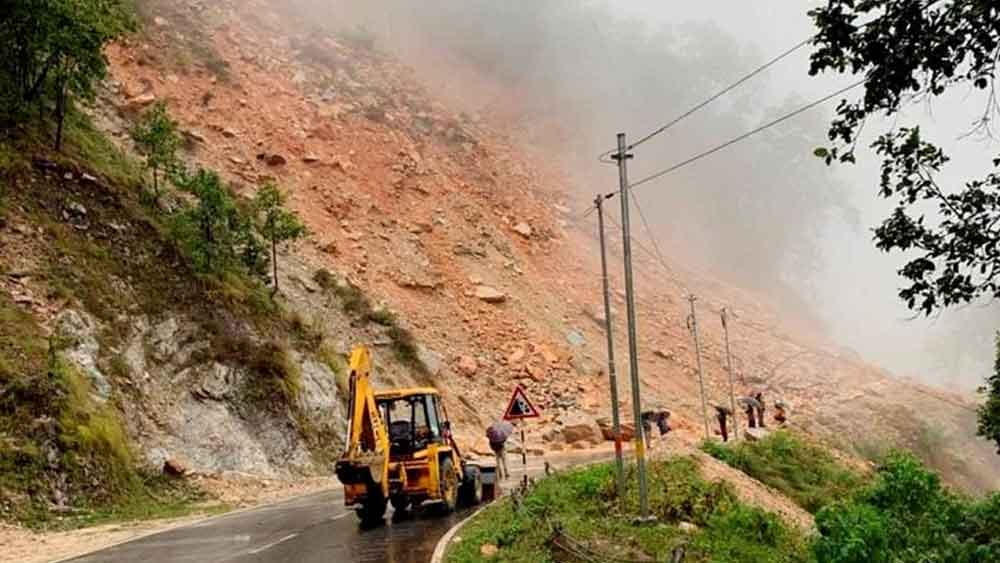 বছরের এই সময়ে নৈনিতালের পর্যটকদের আনাগোনা থাকে কিছুটা বেশি। নবরাত্রি, দুর্গাপুজো এবং দশেরার ছুটিতে অনেকেই এই সময়ে নৈনিতালে বেড়াতে আসেন। উত্তরাখণ্ডের সরকারি তথ্য বলছে, গত ২৪ ঘণ্টায় কয়েকশো পর্যটক নৈনিতালে আটকে পড়েছেন।