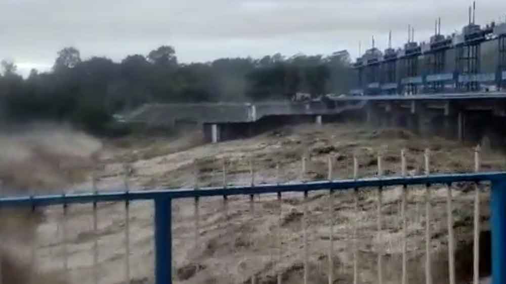 প্রশাসন সূত্রে খবর, রামনগর-রানিখেত এলাকা  সংলগ্ন লেমন ট্রি রিসর্টেই আটকে পড়েছেন অন্তত ২০০ জন পর্যটক। নেটমাধ্যমে ওই রিসর্টের একটি ছবিতে দেখা যাচ্ছে রিসর্টের সামনের গাড়িগুলি জলে ডুবে রয়েছে। প্রায় গলা সমান জল জমেছে রিসর্ট লাগোয়া এলাকায়।