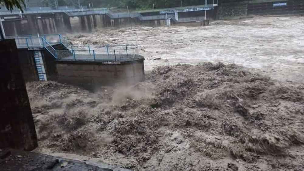 কলকাতা থেকে ১০ জন নৈনিতাল থেকে রুদ্রনাথের পথে ট্রেকিংয়ে গিয়েছিলেন। কালাচনাথে তাঁরাও বৃষ্টি এবং ধসে আটকে পড়েন। পরে বন দফতরের কর্মীরা তাঁদের দেখতে পেয়ে উদ্ধার করেন। এ ছাড়া পশ্চিমবঙ্গের হাওড়া এবং হুগলি জেলারও বেশ কিছু পর্যটক নৈনিতালে আটকে পড়েছেন বলে খবর।