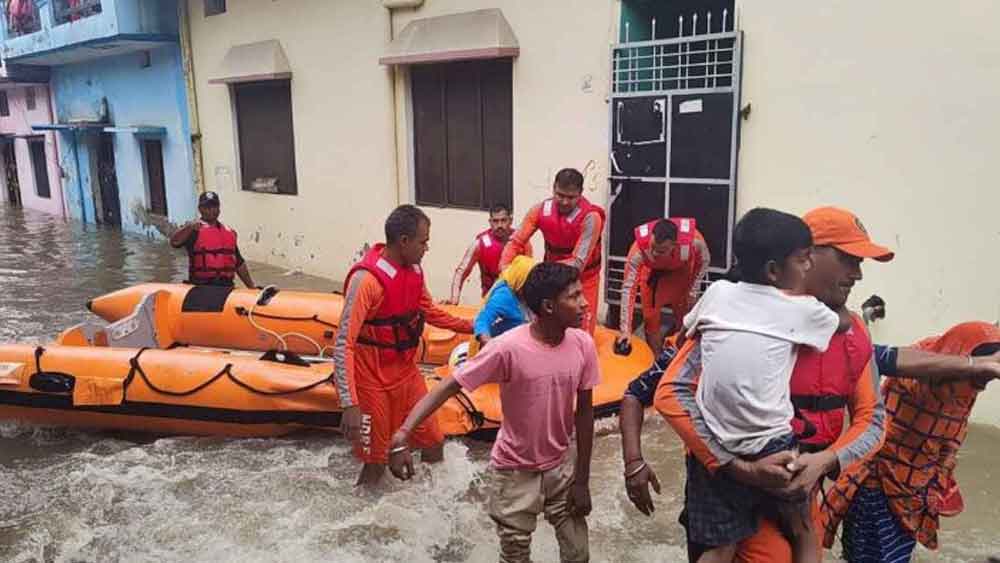 দেহরাদুনের আবহাওয়া দফতর জানিয়েছে, কুমায়ুনের দু’টি আবহাওয়া কেন্দ্রে ২৪ ঘণ্টায় বৃষ্টিপাতের সর্বকালীন রেকর্ড হয়েছে। মুক্তেশ্বরে ২৪ ঘণ্টায় ৩৪০.৮ মিমি বৃষ্টি হয়েছে। পন্তনগরে ২৪ ঘণ্টায় বৃষ্টি হয়েছে ৪০৩.২ মিমি। ১৯৬২ সাল থেকে বৃষ্টির রেকর্ড রাখার কাজ শুরু হয়েছে।  দেরাদুন আবহাওয়া দফতরের অধিকর্তা বিক্রম সিংহ জানিয়েছেন, দু’টি কেন্দ্রেই তারপর থেকে এত বৃষ্টি কখনও হয়নি।