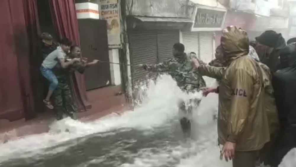 আলমোড়ায় প্লাবিত হয়েছে কোশী নদী। খুলে দেওয়া হয়েছ বেশ কয়েকটি বাঁধের গেট। কুমায়ুনের উধম সিং নগরের নানক সাগর বাঁধের দু’টি খুলে দেওয়ার পর বহু গ্রাম, জনবসতিপূর্ণ এলাকা প্লাবিত হয়।