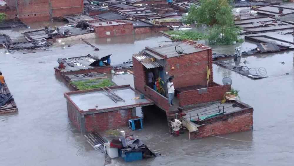 নৈনিতালের চৌখুটা গ্রামে কাঁচা বাড়ি ভেঙে মৃত্যু হয় পাঁচ বাসিন্দার। উদ্ধারকারীরা প্রায় চার ঘণ্টা তল্লাশি চালিয়ে তাঁদের দেহ উদ্ধার করে। পরে জানা যায় মৃতদের মধ্যে চারজন পেশায় শ্রমিক। উত্তরপ্রদেশ এবং বিহার থেকে তাঁরা কর্মসূত্রে নৈনিতালে এসেছিলেন।