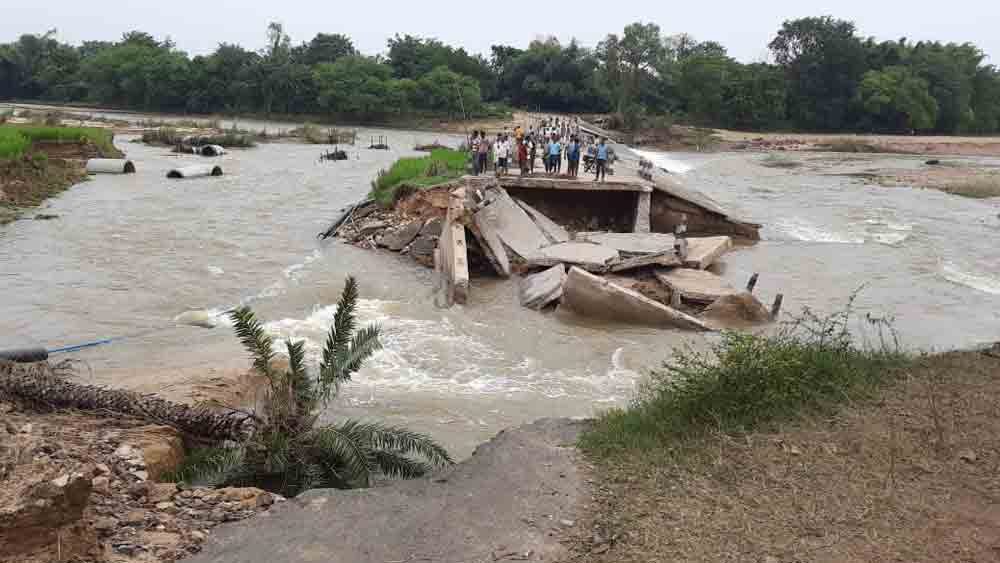 অস্থায়ী সেতু ভেঙে বিচ্ছিন্ন বাঁকুড়ার মানকানালি, উখড়াডিহি-সহ প্রায় ৩০টি গ্রাম।