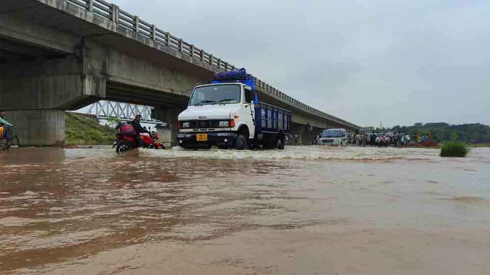 জল বাড়ার পরও ঝুঁকি নিয়ে লাঘাটা সেতু পারাপার করছেন অনেকে।