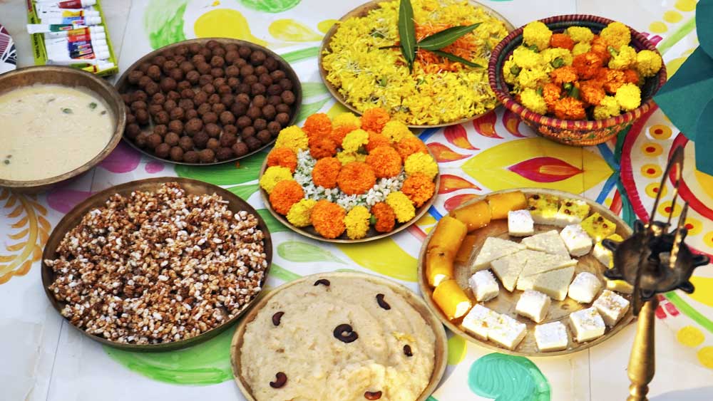 এ বাড়ি ভারী লক্ষ্মীমন্ত! শুদ্ধাচারে যত্ন করে প্রতিটি ভোগ রেঁধেছেন এনার বাবা। নিজে হাতে ধুয়ে পরিষ্কার করেছেন ঠাকুরের বাসন। পুজোর জোগাড় করেছেন।