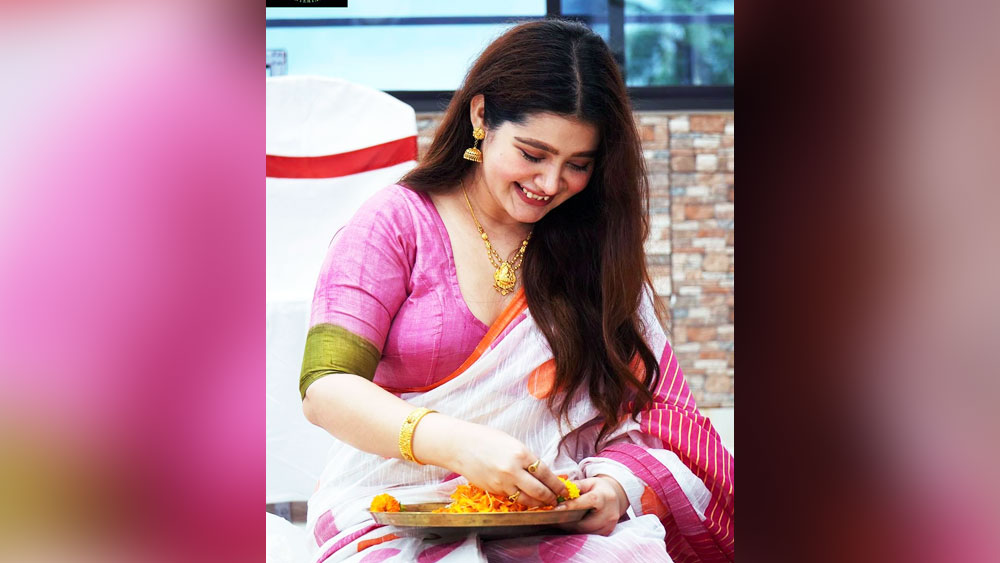 অন্য দিকে, এনার মা বনানী সাহার কড়া নজর পুজোর বাজারের দিকে। ফর্দের কোনও জিনিস যাতে বাদ না যায়, খেয়াল রেখেছেন তিনি।
