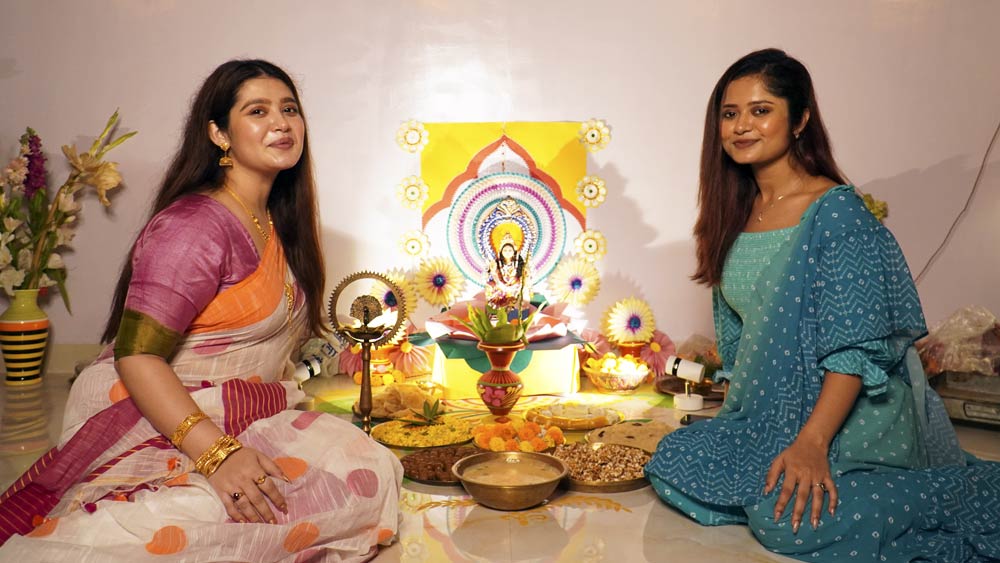 লক্ষ্মী প্রতিমা কিনে এনেছেন এনার বোন। এ বছর আর বোনের সঙ্গে প্রতিমা কিনতে বেরোনো হয়নি অভিনেত্রীর।