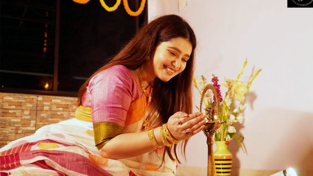প্রতি বছরের মতো এ বছরও সারা দিন উপোস করে ছিলেন এনা। একা হাতেই সারা বাড়িতে আলপনা দিয়েছেন।