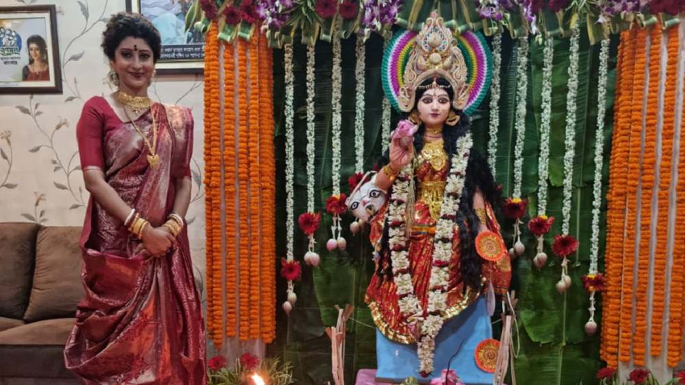 দুর্গাপুজোর সময়ে লাভলি বলেছিলেন, সারা বছর পাশ্চাত্য পোশাক পরলেও উৎসবে তিনি নিখুঁত বাঙালিনী। সেই মতো এ দিনও তিনি শাড়িতে সুন্দরী। বেছে নিয়েছিলেন মেরুন রঙের ভারী সিল্ক।
