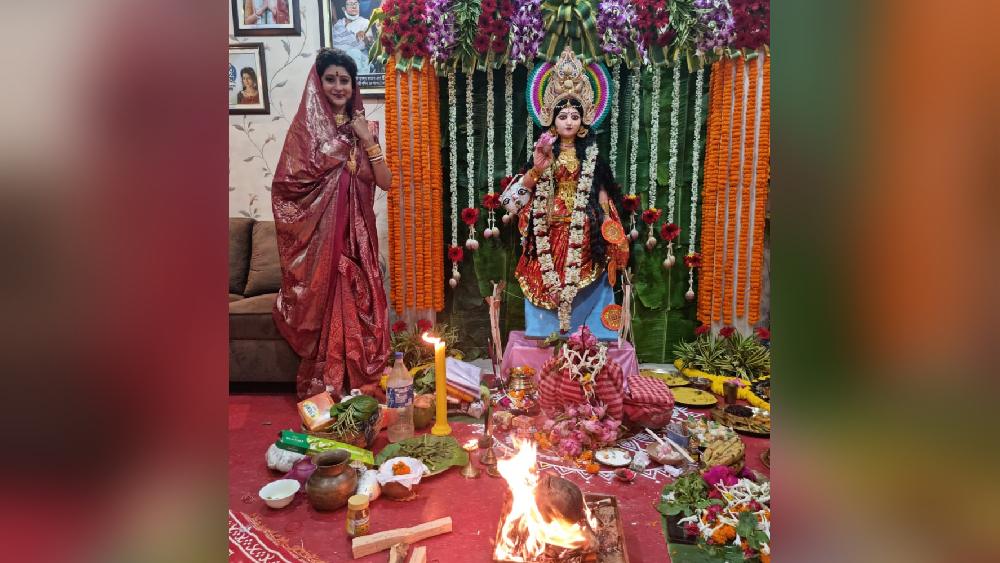 লক্ষ্মীপুজোয় প্রায় সব মেয়েই সালঙ্কারা। লাভলির সাজেও এ দিন ছিল সোনার গয়না। আটপৌরে শাড়িতে, মাথায় ঘোমটা টেনে বিধায়ক এক মনে আরাধনা করেছেন দেবীর।