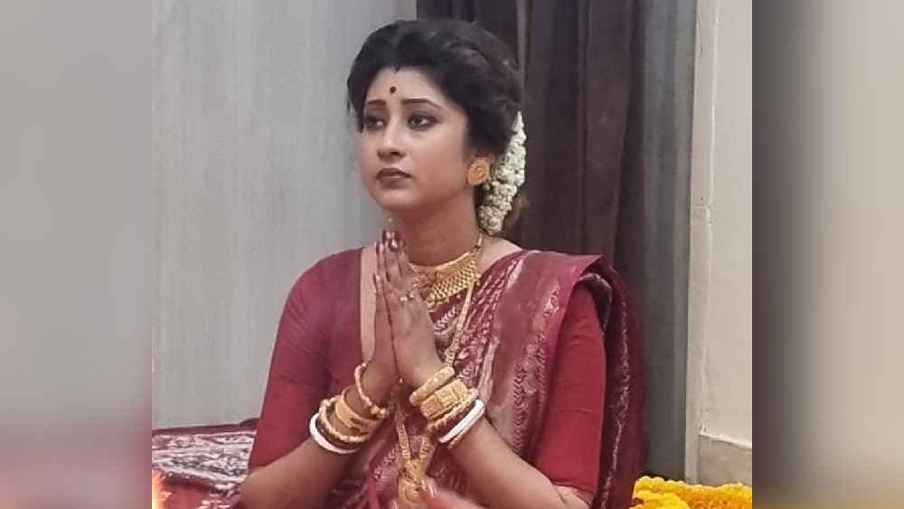 ভোগ হিসেবে খিচুড়ি, পাঁচ রকম ভাজা, তরকারি, চাটনি, মিষ্টি, ফল, লুচি ও সুজি। ভোগ রাঁধেননি। তবে নিজে হাতে বেছে প্রতিমা কিনেছেন। তাঁর সাজসজ্জাও লাভলির পছন্দের।