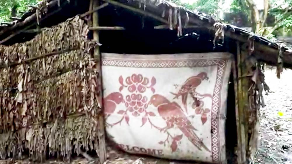 ভরতপুরের আমবাগানে এই ঘরের মধ্যে যুবতীকে গণধর্ষণ করা হয়েছে বলে অভিযোগ।