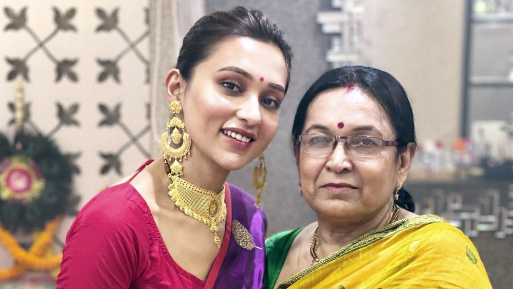 মিমিকে পুজোয় সাহায্য করেছেন তাঁর মা। 