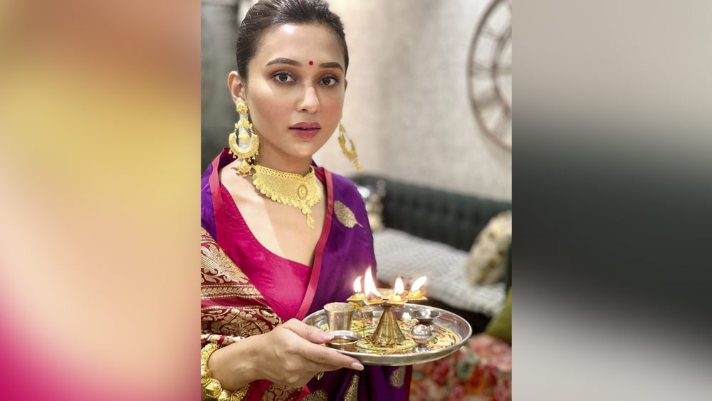 মিমির অনুরাগীরা জানেন, তিনি প্রচণ্ড ঈশ্বরবিশ্বাসী।