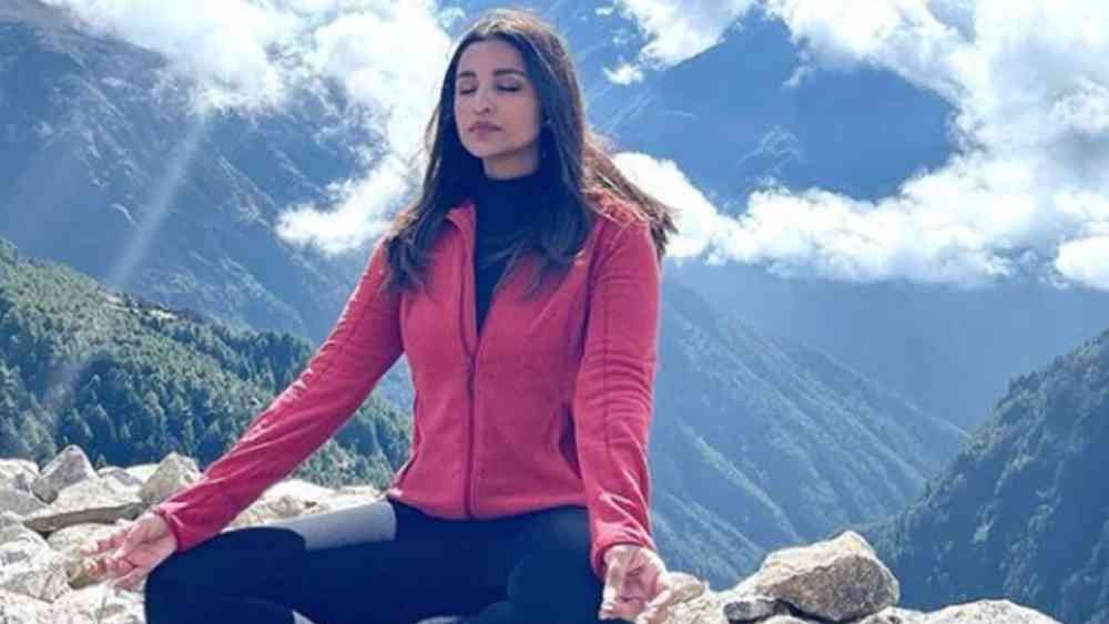 নেটমাধ্যমে এই ছবি পোস্ট করে পরিণীতি লেখেন ধ্যানই তাঁর সুস্থতার গোপন রহস্য। 