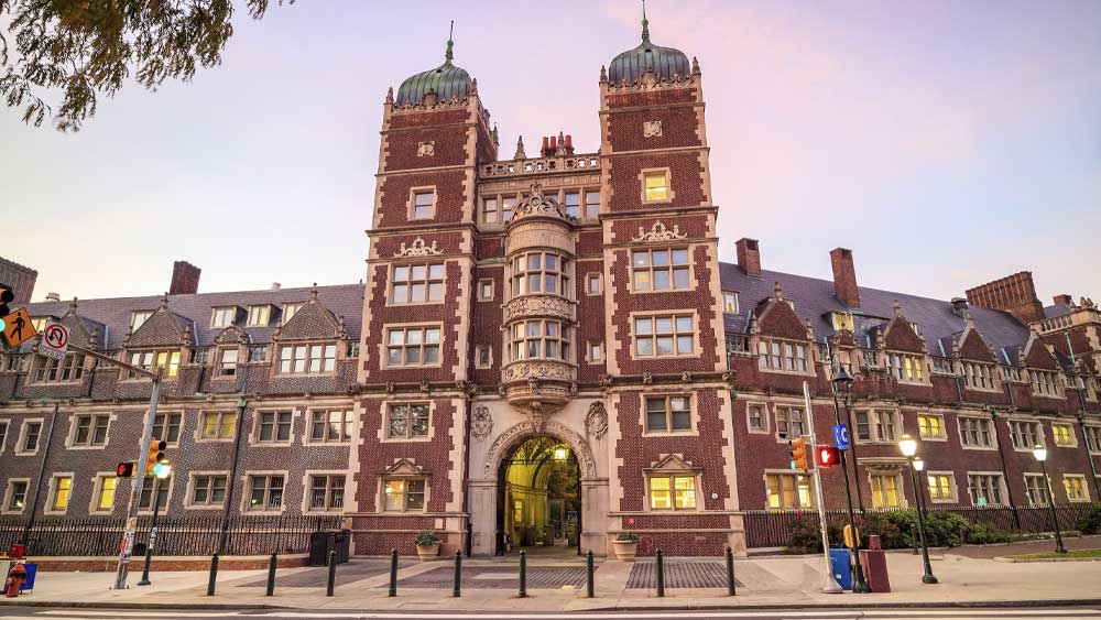 পেনসিলভ্যানিয়া বিশ্ববিদ্যালয়। ধনকুবের ছাত্র ২৮ জন।  অল্পের জন্য দ্বিতীয়। তবে মোট সম্পদের বিচারে টেক্কা দিয়েছে হার্ভার্ডকেও। এই বিশ্ববিদ্যালয়ের ধনী ছাত্রদের মধ্যে রয়েছেন এলন মাস্ক। তাঁর সম্পদ ১৫ হাজার একশো কোটি ডলার। আমেরিকার প্রাক্তন প্রেসিডেন্ট ডোনাল্ড ট্রাম্পও পড়াশোনা করেছেন এই বিশ্ববিদ্যালয়েই। বিশ্ববিদ্যালয়টির ধনকুবের ছাত্রদের মোট সম্পদের মূল্য ২৮ হাজার ৪৮০ কোটি ডলার।