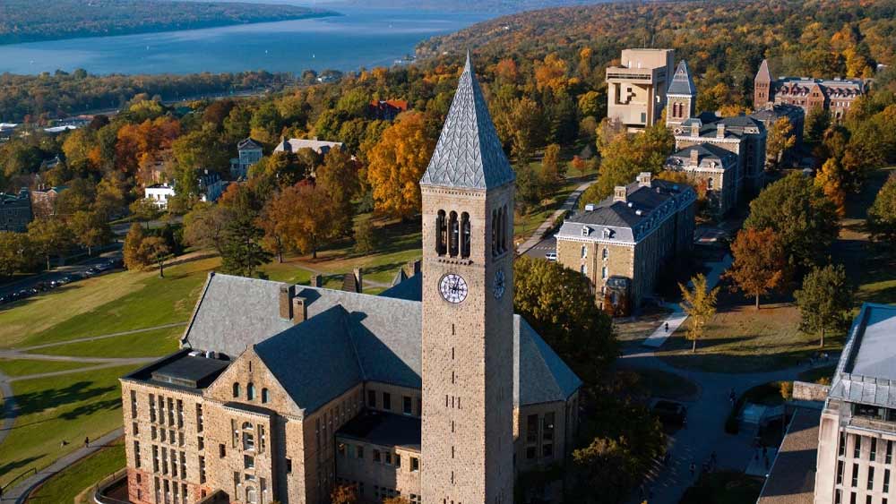 কর্নেল বিশ্ববিদ্যালয়। ধনকুবের ছাত্র ১৮ জন।  এই বিশ্ববিদ্যালয়ের ধনী ছাত্রদের মোট সম্পদের মূল্য ছ’হাজার ৫১০ কোটি ডলার। কয়েক জন ধনী ছাত্রের মধ্যে অন্যতম স্যান্ডি উইল, রবার্ট এফ স্মিথ, ডেভিড ডাফিল্ড এবং রবার্ট ল্যাঙ্গার। এর মধ্যে শেষ ব্যক্তি এক জন বিজ্ঞানী। মডার্নায় অংশীদারিত্বই ধনকুবের করেছে তাঁকে।