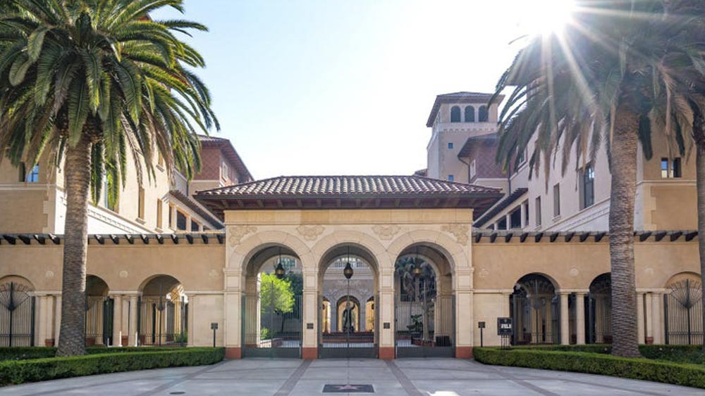 সাদার্ন ক্যালিফোর্নিয়া বিশ্ববিদ্যালয়। ধনকুবের ছাত্র ১৫ জন। ‘স্টার ওয়ার’ খ্যাত জর্জ লুকাস এই বিশ্ববিদ্যালয়ের ছাত্র। ব্রাজিলের এক ধনী প্রযোজক এবং পরিচালক ওয়াল্টার সালেসও এখানকার ছাত্র। ধনী ছাত্রদের সম্পদের মোট মূল্য পাঁচ হাজার ৮৫০ কোটি ডলার।