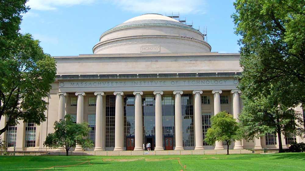 ম্যাসাচুসেটস ইনস্টিটিউট অফ টেকনোলজি। ধনকুবের ছাত্র ১৪ জন। এই বিশ্ববিদ্যালয়ের ধনকুবের ছাত্রদের অর্ধেকের বেশি ধনী হয়েছেন উত্তরাধিকার সূত্রে পাওয়া সম্পদে। আমেরিকার ধনী কোচ পরিবারের তিন সদস্য এমআইটি-র ছাত্র। ধনী ছাত্রদের সম্পদের মোট মূল্য ১০ হাজার ৪০০ কোটি ডলার।