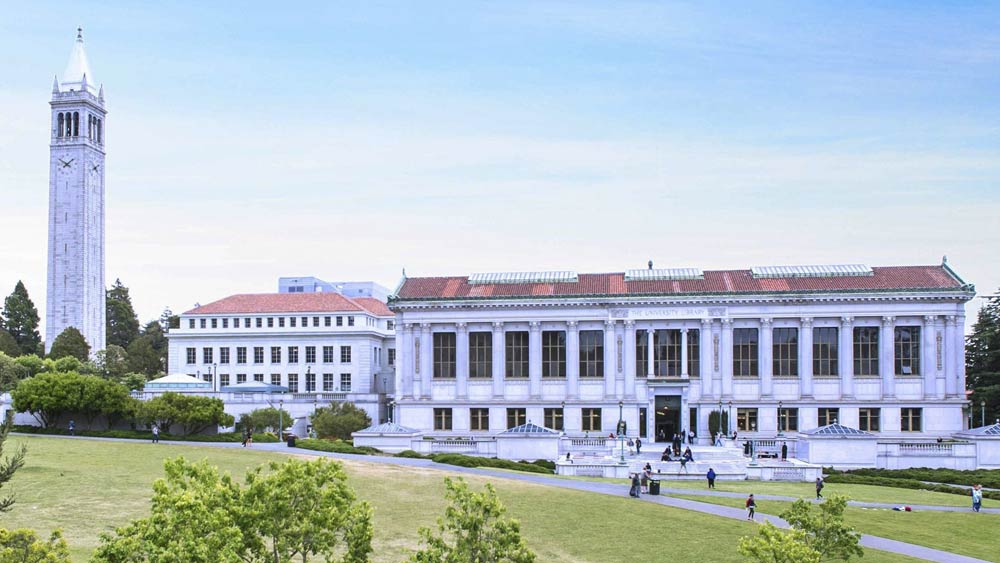 ক্যালিফোর্নিয়া বিশ্ববিদ্যালয়। ধনকুবের ছাত্র ১১ জন। এই বিশ্ববিদ্যালয়ের ধনী ছাত্রদের মোট সম্পদের মূল্য আট হাজার ২৬০ কোটি ডলার। হার্ভার্ড বিশ্ববিদ্যালয়ের জীববিদ্যার অধ্যাপক টিমোথি স্প্রিঙ্গার যিনি টিকা বানিয়ে মডার্নার অংশীদার হয়ে ধনকুবের হয়েছেন, তিনি ক্যালিফোর্নিয়া বিশ্ববিদ্যালয়ের ছাত্র ছিলেন।