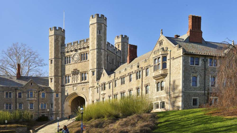 প্রিন্সটন বিশ্ববিদ্যালয়। ধনকুবের ছাত্র ১১ জন।  এই মুহূর্তে বিশ্বের ধনীতম ব্যক্তি জেফ বেজোস। ১৭ হাজার ৭০০ কোটি ডলারের সম্পত্তি তাঁর। জেফ প্রিন্সটন বিশ্ববিদ্যালয়ের ছাত্র। আবার জেফের প্রাক্তন স্ত্রী, যিনি নিজেও একজন ধনকুবের, তিনিও প্রিন্সটনেরই ছাত্রী। ছাত্রদের মোট সম্পদের হিসেব করলে মাত্র ১১ জন ধনী নিয়েও সর্বাগ্রে রয়েছে প্রিন্সটন। এই বিশ্ববিদ্যালয়ের ছাত্রদের মোট সম্পদ ২৮ হাজার ৮৪০ কোটি ডলার।