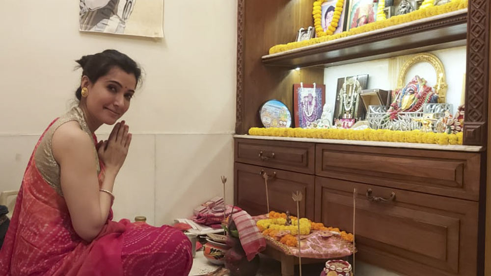 বরাবর যা করেন, এ বছরও তার অন্যথা হয়নি। ভোগ রান্না থেকে পুজোর জোগাড় সব একা হাতে সামলেছেন অর্পিতা চট্টোপাধ্যায়। অতিথি আপ্যায়নে তাঁর সঙ্গে দেখা গিয়েছে প্রসেনজিৎ চট্টোপাধ্যায়কে।