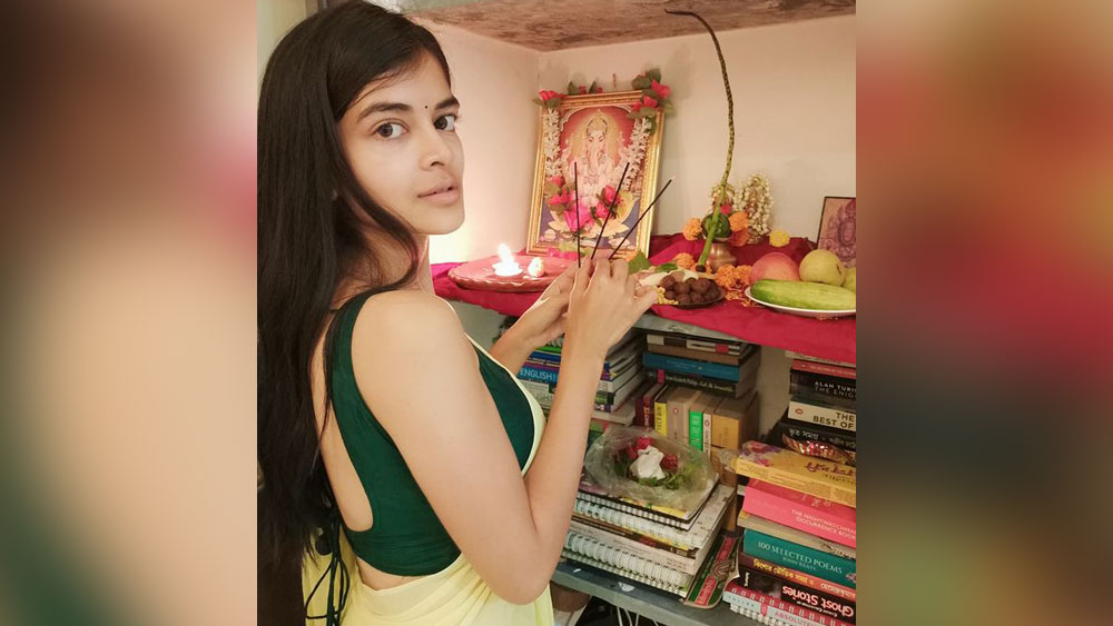 নতুন ফ্ল্যাট কিনেছেন মধুমিতা সরকার। সেখানেই ঠাকুরের তাকে লক্ষ্মীর আসন। নিজে হলুদ শাড়িতে সেজে, দেবীকে সাজিয়ে ঘরোয়া পুজো সেরেছেন। নিজে খিচুড়ি রেঁধে ভোগ দিয়েছেন দেবীকে।