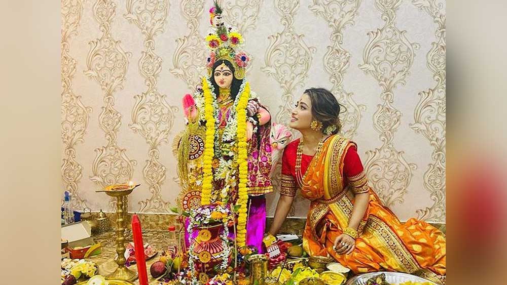 বড় প্রতিমা, ছড়ানো আলপনা, অঢেল আয়োজন। সুদীপা বন্দ্যোপাধ্যায়ের প্রতি বছরের লক্ষ্মীপুজো এ ভাবেই। তার মধ্যে নজর কেড়েছে তাঁর এক মনে দুলে দুলে লক্ষ্মীর পাঁচালি পড়া।