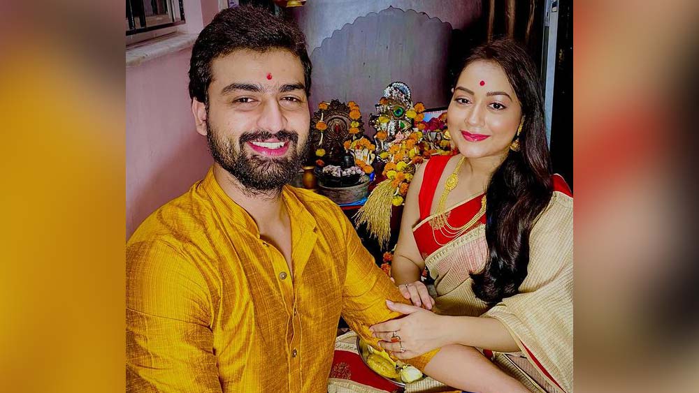 গত বছরই নতুন ফ্ল্যাট কিনে লক্ষ্মীপুজো করেছিলেন রুদ্রজিৎ মুখোপাধ্যায়-প্রমিতা চক্রবর্তী। তারকা দম্পতির লক্ষ্মীপুজোর এ বার দ্বিতীয় বছর। নিখুঁত আয়োজন। নিখুঁত লক্ষ্মীমন্ত বাঙালি সাজ। তাতেই পুজো জমজমাট।