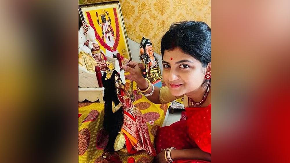 দু’দিন দুই বাড়িতে লক্ষ্মীপুজো করেছেন অদিতি মুন্সী। মঙ্গলবার বাপের বাড়িতে ছিল পুজো । গায়িকা-বিধায়ক সুজি, লুচি, ফল, মিষ্টি নিবেদন করেছেন সেই বাড়ির দেবীকে। বুধবার তিনি দিনভর ব্যস্ত শ্বশুরবাড়ির পুজোয়।