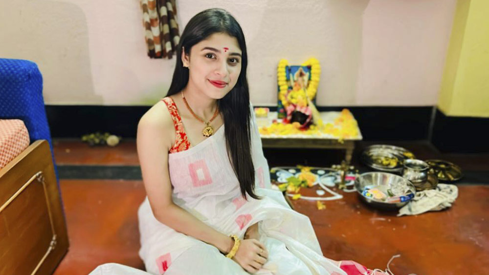 টেলিপাড়ার ‘মিষ্টি মেয়ে’ অদ্রিজা রায়। লাল পাড় সাদা শাড়ি, গয়নায় সেজে লক্ষ্মী আরাধনায় মেতেছেন তিনিও। প্রতিমার সামনে মেঝে জুড়ে আলপনা এঁকেছেন। তার পর বাড়ির সবাইকে নিয়ে নতজানু দেবীর কাছে। প্রার্থনা একটাই, ‘আমার এ ঘরে থাকো আলো করে’।