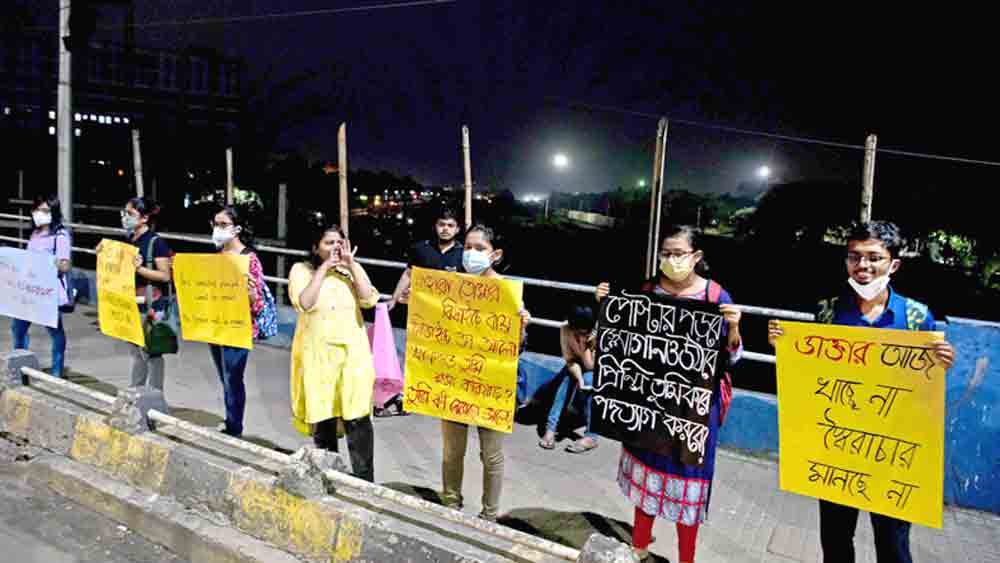 দাবি-পথ: বেলগাছিয়া সেতুর উপরে বিক্ষোভ আর জি করের         পড়ুয়া-চিকিৎসকদের। বৃহস্পতিবার। ছবি: সুদীপ্ত ভৌমিক 