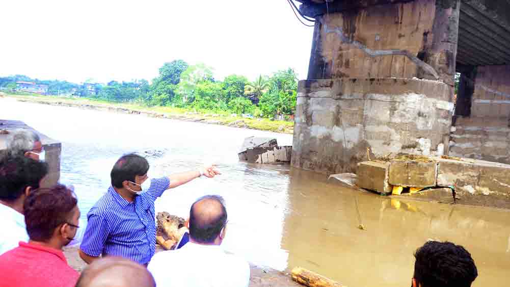 পরীক্ষা: সেতু পরিদর্শনে বিশেষজ্ঞেরা। বৃহস্পতিবার। 