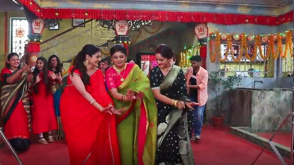 কখনও ঢাকের তালে নাচছে গুনগুন, মিষ্টি, চিনি। কেউ সেজেছে বেনারসিতে। কেউ জরিপাড় সিল্কের শাড়িতে ঝলমলে।