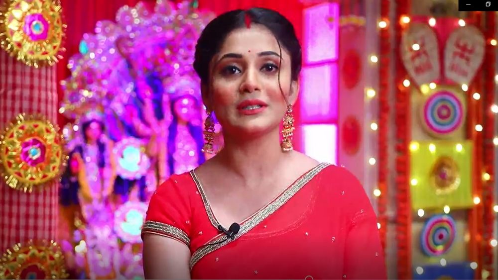 আপাতত চলছে নবমীর শ্যুট। বাড়ির মেয়ে ‘চিনি’ ওরফে প্রিয়াঙ্কা মিত্র বেছে নিয়েছেন রানি রঙের সিল্ক শাড়ি। তাতে সরু জরির পাড়। সঙ্গে মানানসই গয়না। পুজো মিটলেও অঞ্জলি থেকে ভোগ খাওয়া, কিচ্ছু ফুরোয়নি মুখোপাধ্যায় পরিবারে। জানিয়েছেন তিনি।
