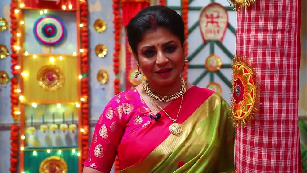 বাড়ির বড় বৌ মিষ্টি কিন্তু মহাখুশি। এক গাল হেসে ফাঁস করেছে, চার দিনের পুজো দু’সপ্তাহ ধরে উপভোগ করতে পারলে মন্দ কী?