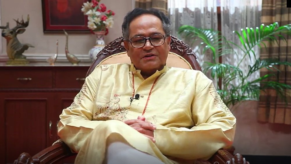 পুজোর ক’টা দিন ফুরফুরে মেজাজ বাড়ির কর্তা সিদ্ধেশ্বর মুখোপাধ্যায় ওরফে জ্যাঠাইয়েরও। ধুতি-পাঞ্জাবিতে সেজেছেন তিনিও। এই চরিত্রের অভিনেতা দুলাল লাহিড়ী জানান, পুজো ফুরোলেও তার অভাব বোধ করছেন না তিনি। কারণ, কাজের দৌলতে প্রতিদিনই ‘খড়কুটো’য় পালিত হচ্ছে উৎসবের এক-একটি দিন।