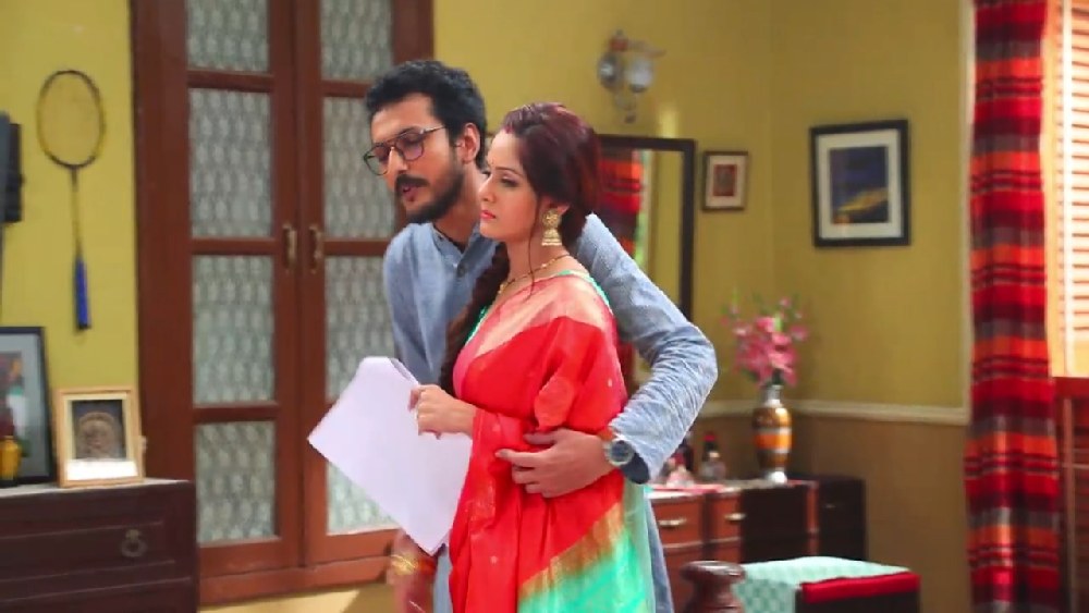 হাসি, মজা, হুল্লোড়ের মধ্যেই নির্দিষ্ট সময়ে ক্যামেরার মুখোমুখি সৌজন্য-গুনগুন ওরফে কৌশিক রায় ও তৃণা সাহা। অ্যাকশন বললেই তাঁদের রসায়ন জমজমাট। এ ভাবেই যেন চলতে থাকে ধারাবাহিক, সেই কামনা ‘মিষ্টি’ ওরফে রাজন্যা মিত্রের।