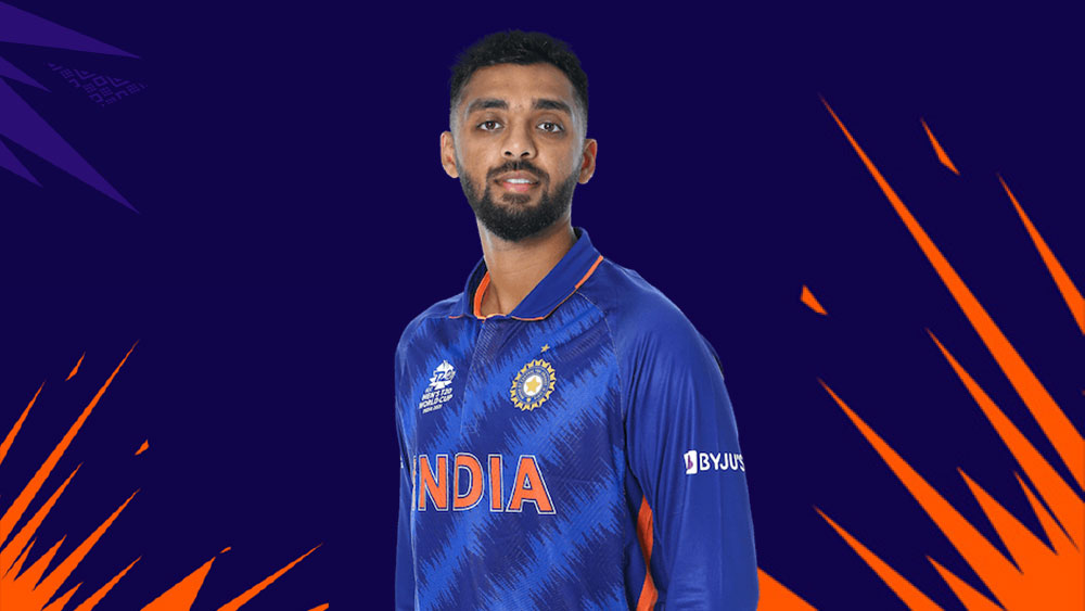 বরুণ চক্রবর্তী: এ বারের আইপিএল-এ ১৮টি উইকেট নিয়েছেন। কলকাতা নাইট রাইডার্সের সর্বোচ্চ উইকেটশিকারি তিনিই। আন্তর্জাতিক ক্রিকেটে তিনি এখনও অজানা। এই সুযোগ কাজে লাগাতে চাইবেন কোহলী।