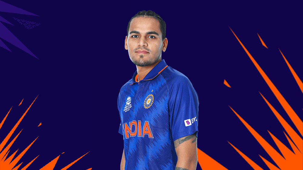 রাহুল চাহার: আইপিএল-এ মুম্বই ইন্ডিয়ান্সের হয়ে প্রথম পর্বে ভাল বল করেছিলেন। ১১টি উইকেট ছিল তাঁর। টি২০ আন্তর্জাতিকেও পাঁচটি ম্যাচ খেলে সাতটি উইকেট নিয়েছেন তিনি।