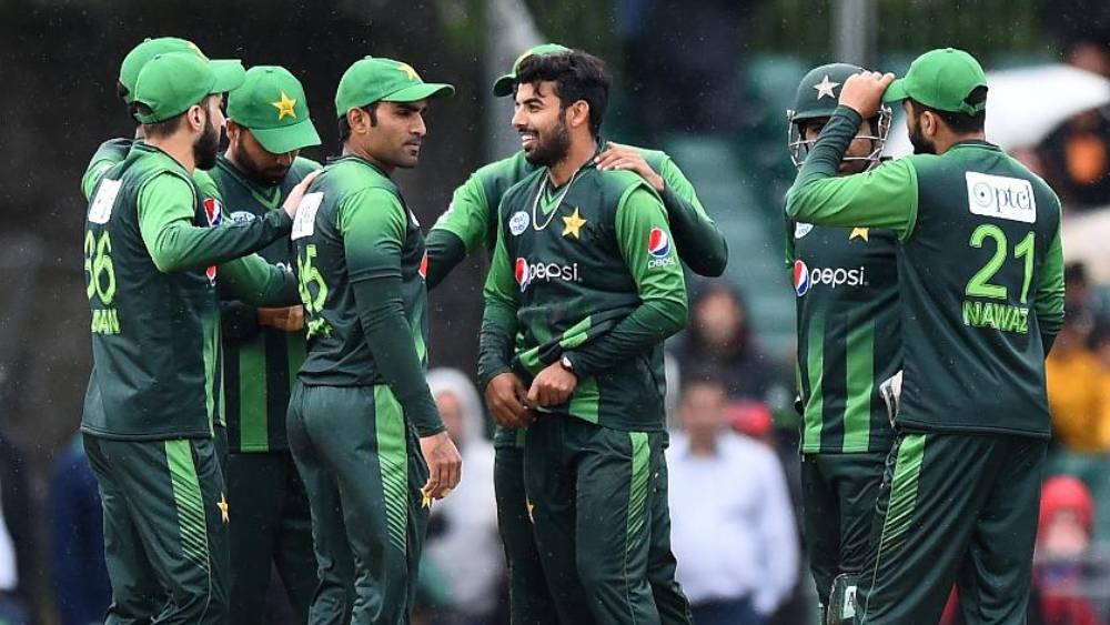 টি২০ বিশ্বকাপের প্রথম ম্যাচেই ভারতের মুখোমুখি পাকিস্তান। এখনও পর্যন্ত টি২০ বিশ্বকাপে ভারতের বিরুদ্ধে ৫টি ম্যাচে হারলেও ক্রিকেটের ছোট ফরম্যাটে পাকিস্তান বরাবর শক্তিশালী দল। এ বার কোন ১৫ জন ক্রিকেটার রয়েছেন তাদের দলে, দেখে নেওয়া যাক।